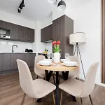 Ludwiki Z Parkingiem By Renters Warschau